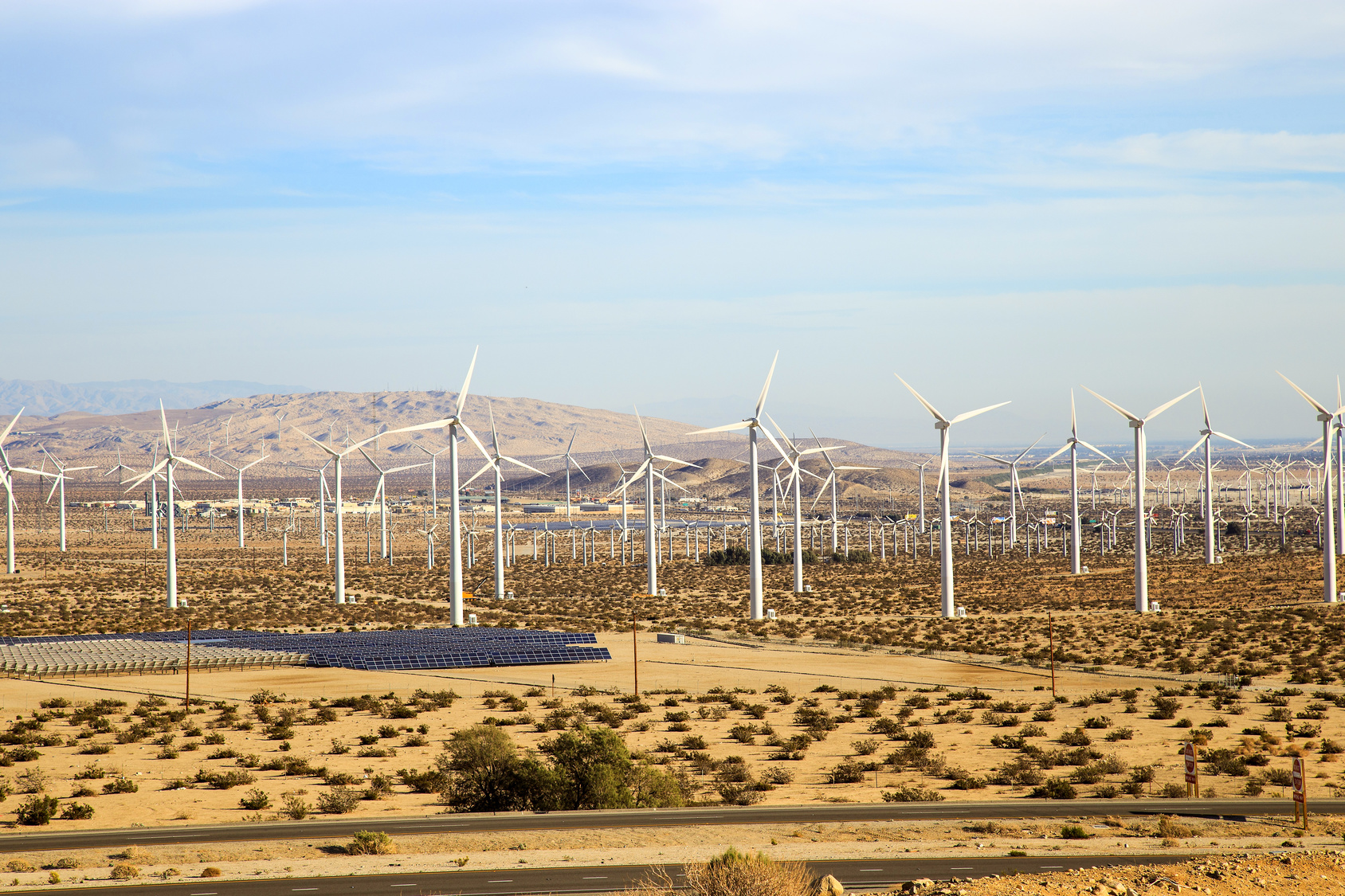 Eoliennes_desert__c__Bon_-_Fotolia.com_ LA PHOTO D'ICI