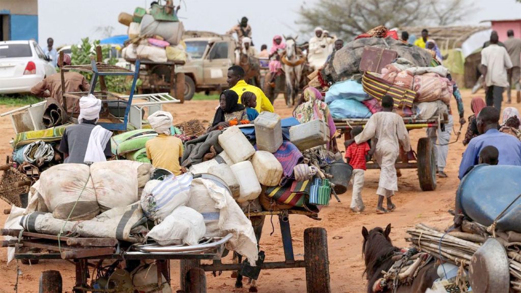 Des-refugies-soudanais-fuient-vers-le-Tchad-1024x576 Comment la guerre au Soudan est devenue (aussi) une affaire du Tchad